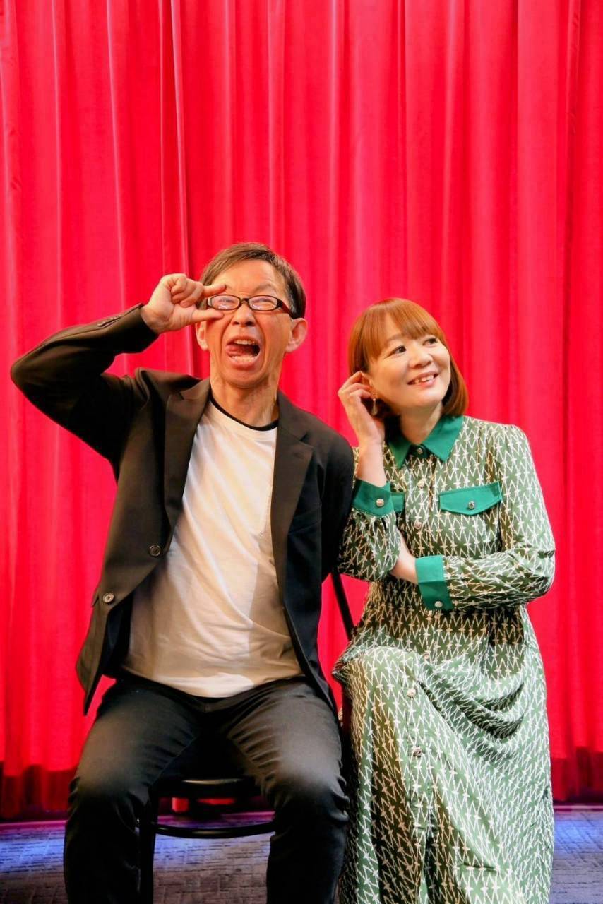 赤いカーテンの前で並ぶとびちゃんとBETTY
