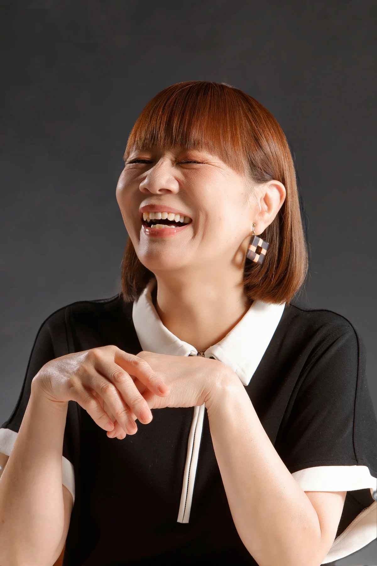笑顔で話すBETTYのポートレート