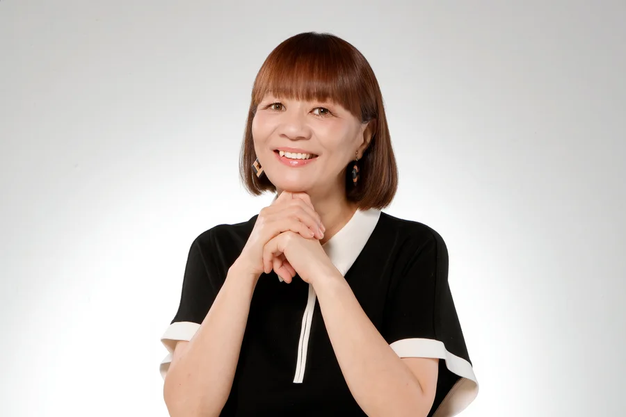 親しみのある笑顔で話を聞くインタビュアーのベティ