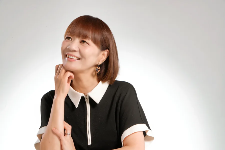 微笑みながら視線を向けるBETTYのポートレート